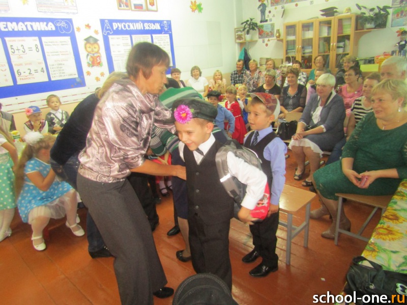 Бабушки собирают внуков в школу